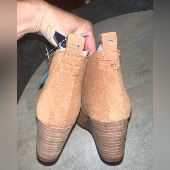 NEW TOMS Kelsey Wedge Pull On Booties Ankle Suede Pull Tab Cognac Tan Size 7 - Picture 4 of 11